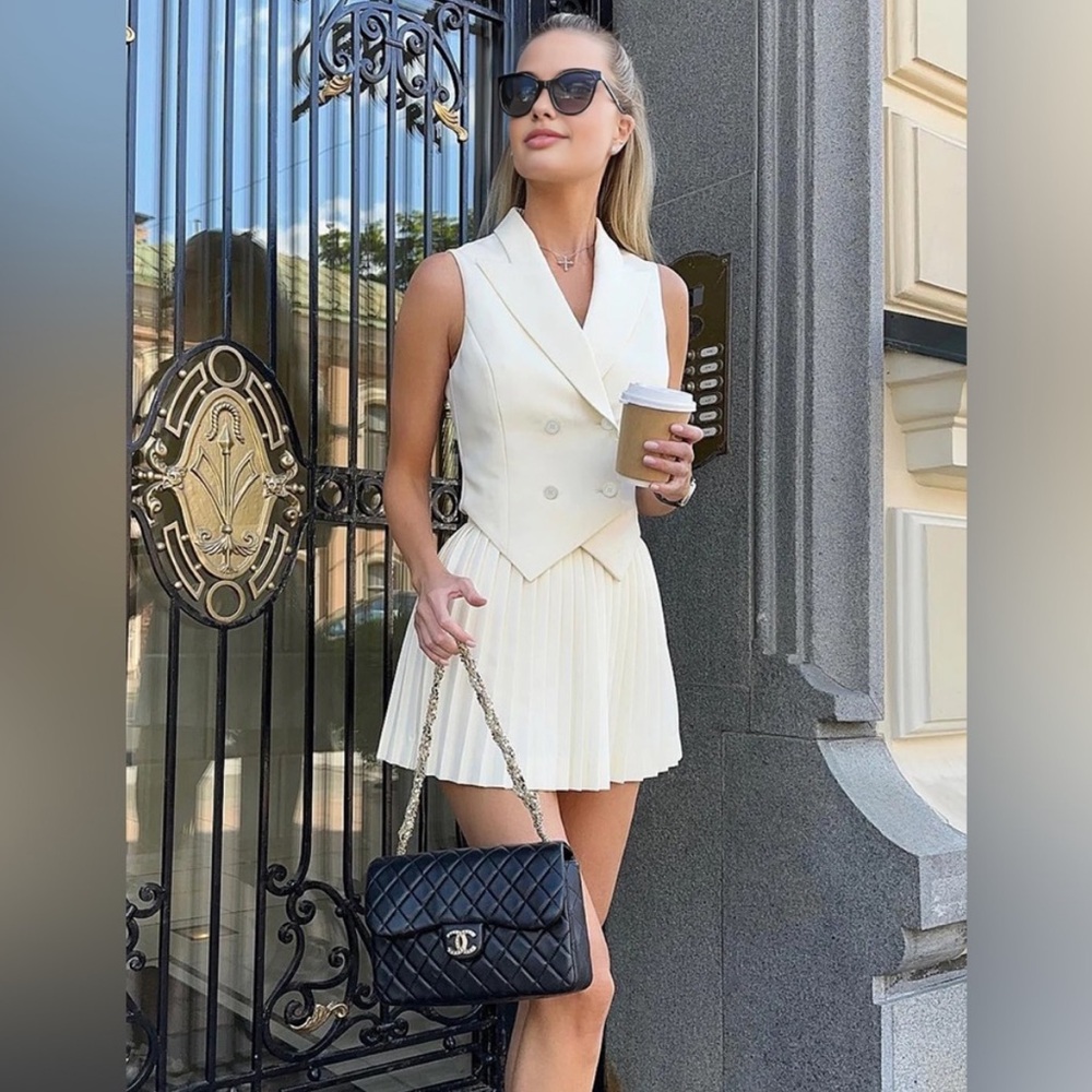 COMMENSE Pleated Cream Skort